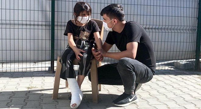 Yunan askeri, Suriyeli kızı plastik mermiyle vurdu