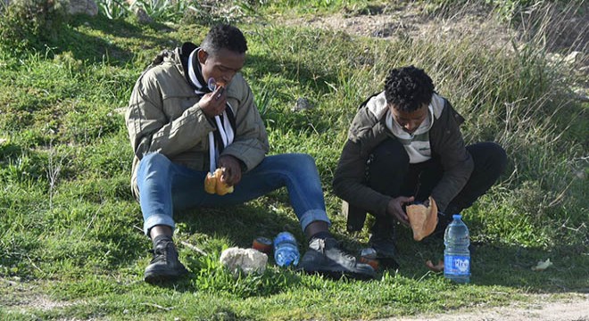 Yunanistan'a geçmek isteyen göçmenlere fırtına engeli