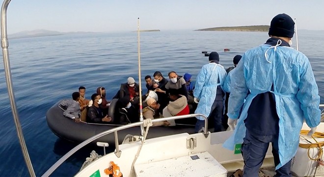 Yunanistan'ın Türk karasularına ittiği 63 kaçak göçmen kurtarıldı