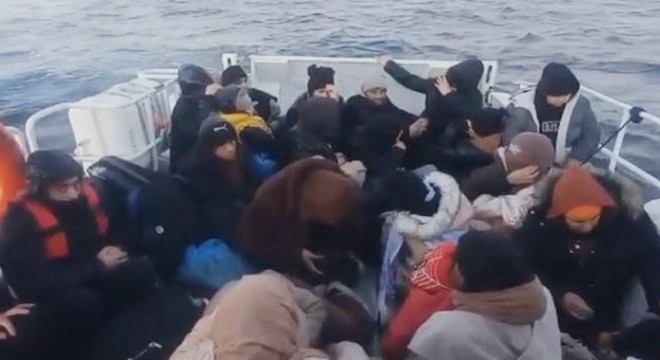 Yunanistan'ın geri ittiği 34 kaçak göçmen kurtarıldı