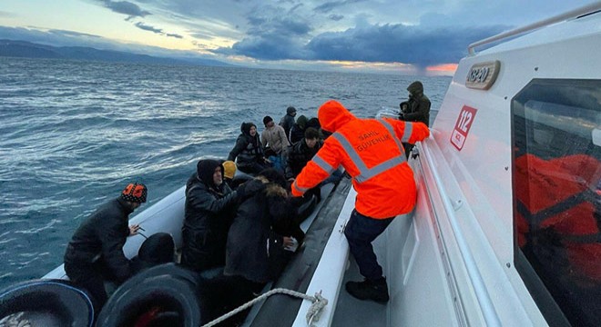Yunanistan'ın geri ittiği 37 kaçak göçmen kurtarıldı