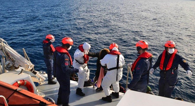 Yunanistan'ın geri ittiği 50 kaçak göçmen kurtarıldı