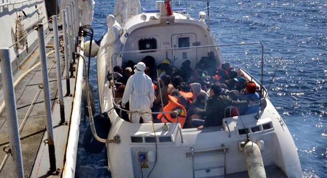 Yunanistan'ın geri ittiği kaçak göçmenler kurtarıldı