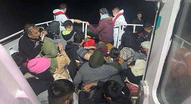 Yunanistan'ın geri ittiği lastik bottaki 40 göçmen kurtarıldı