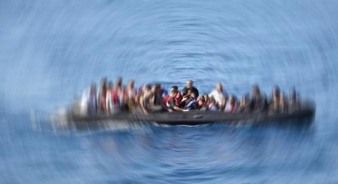 Yunanistan'ın geri ittiği tekne battı