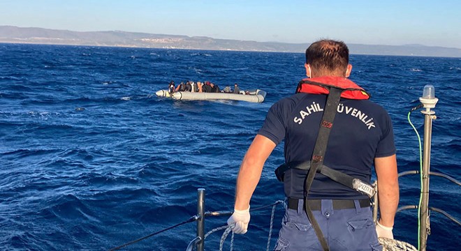 Yunanistan'ın ittiği lastik bottaki 49 göçmen kurtarıldı