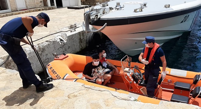 Yunanistan'ın ölüme ittiği 2 kaçak göçmen kurtarıldı
