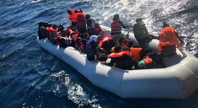 Yunanistan'ın ölüme terk ettiği 29 kaçak göçmen kurtarıldı
