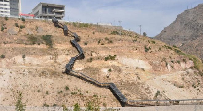 Yurda 550 basamaklı merdivenle çıkıyorlar