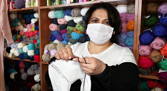 Yurtta kalan çocuklar için yelek ve patik örüyorlar
