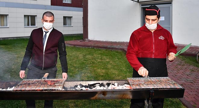 Yurtta karantinada kalan 200 kişiye sucuk ekmekli moral
