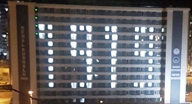 Yurtta odaların ışıkları yakılarak '1919' yazıldı