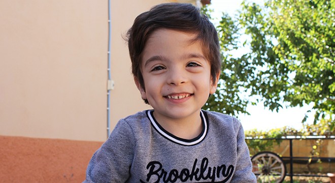 Yürümekte zorlanan Talha'ya plastik borulardan yürüteç