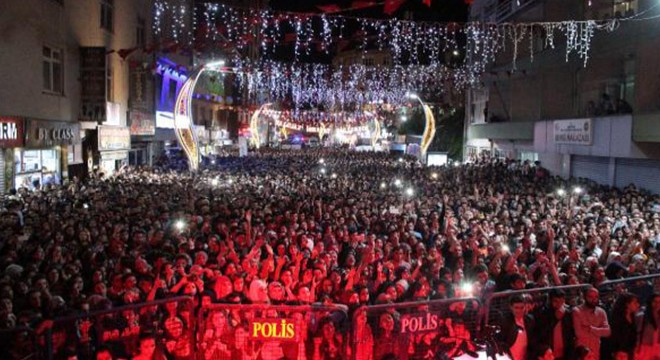 Yusuf Güney'in Hakkari konserinde sürpriz evlilik teklifi