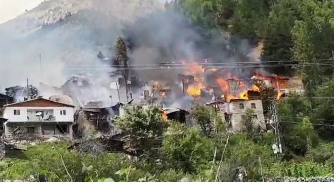 Yusufeli'nde ahşap 10 ev yandı