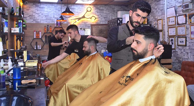 Yüz kusurlarını kapatarak saç kesiyor