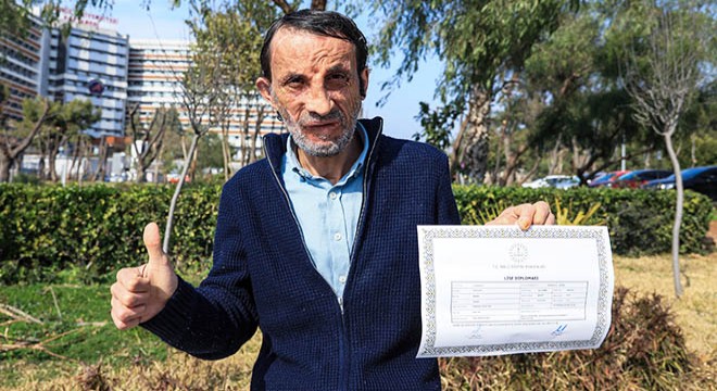 Yüz nakilli Uğur Acar, lise diplomasını aldı