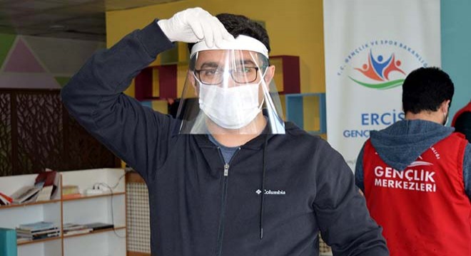 Yüz siperliği ve maske üretip, ücretsiz dağıtıyorlar