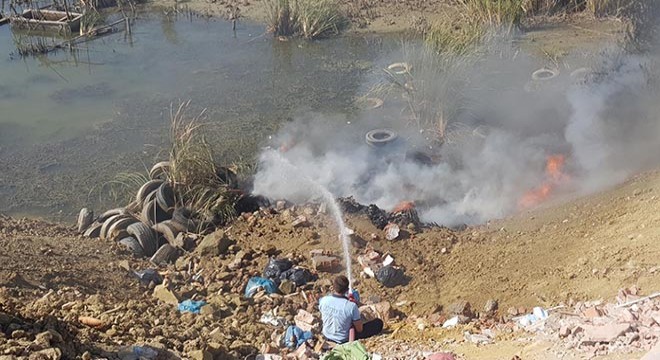 Yüzlerce kamyon lastiği ateşe verildi