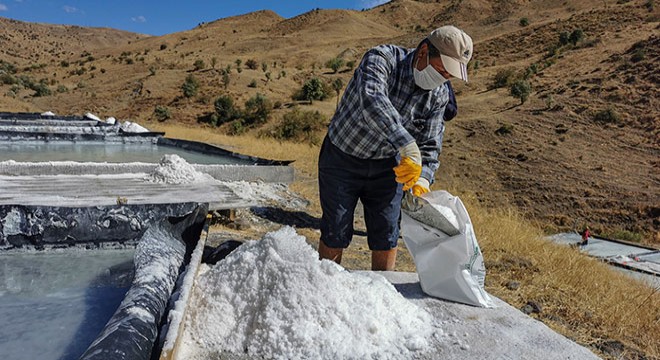 Yüzlerce yıldır geleneksel yöntemle kaya tuzu üretiliyor