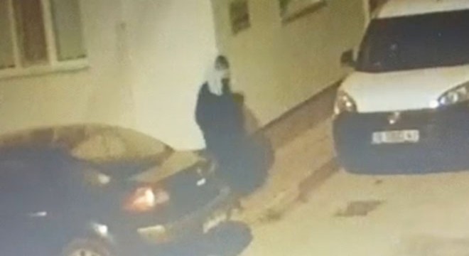 Yüzünü havluyla gizleyen motosiklet hırsızı kamerada