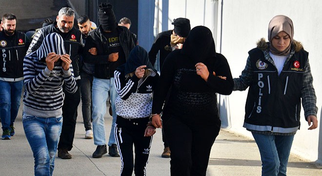 Yüzünü tamamen kapatan şüpheli, yürümekte zorlandı