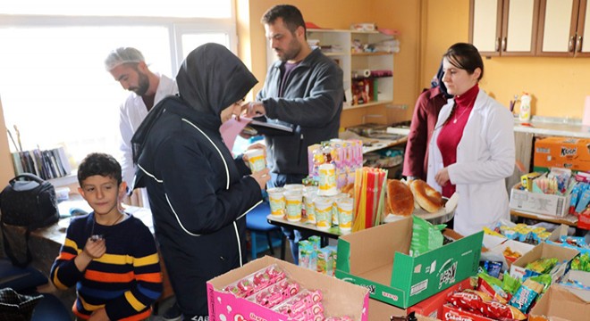 Zabıta ekiplerinden  şırınga çikolata  denetimi