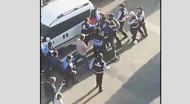 Zabıtalar tekme tokat dövdü