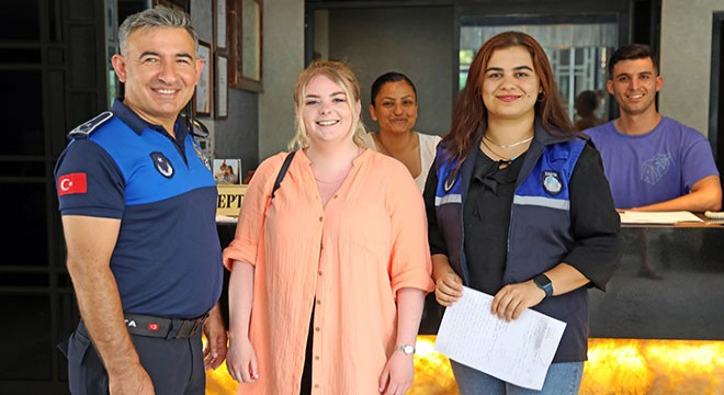 Zabıtalar Antalya da bulduğu çantayı turiste teslim etti