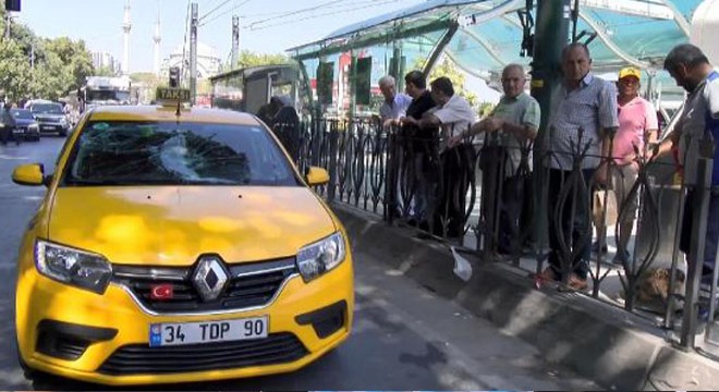 Zabıtalardan kaçan seyyar satıcıya taksi çarptı
