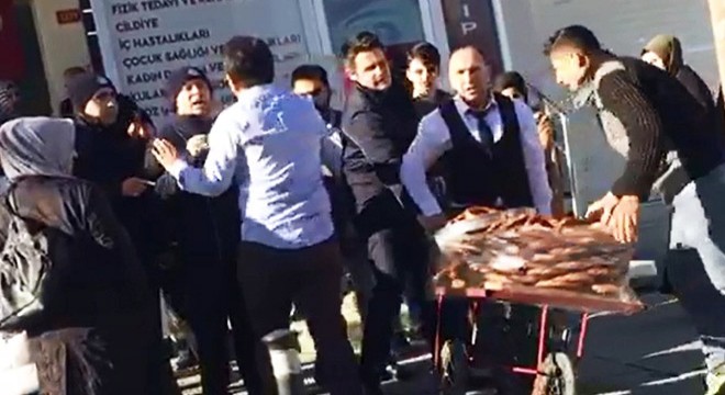 Zabıtaya kızdı; tüm simitleri satın aldı