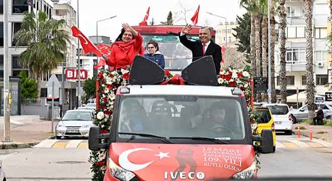 Zaferin coşkusu Muratpaşa sokaklarını sardı