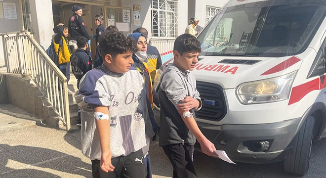 Zehirlenme şüphesiyle 13 öğrenci hastaneye kaldırıldı