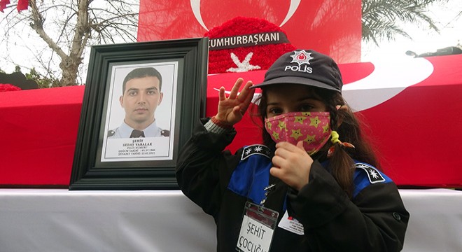 Zeynep Sena, şehit babasını asker selamıyla uğurladı