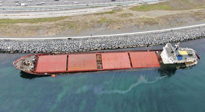 Zeytinburnu'nda karaya oturan gemiden sızıntı sürüyor