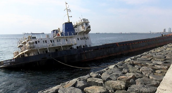Zeytinburnu'nda karaya oturan gemiye halatlı önlem