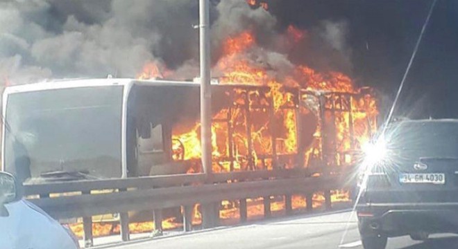 Zeytinburnu'nda metrobüs alev alev yandı