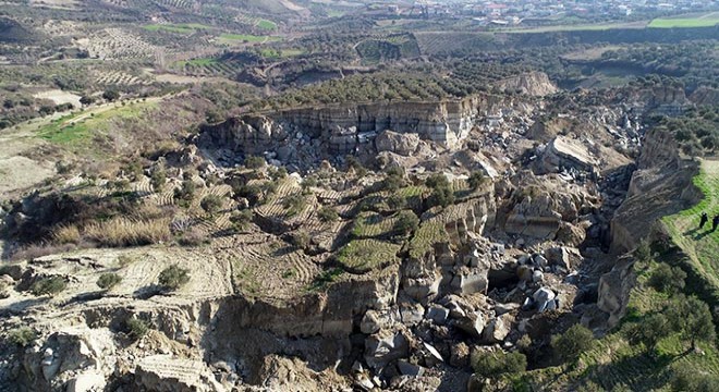 Zeytinlik depremde ikiye bölündü