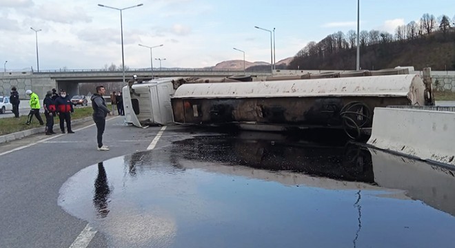 Zift yüklü tanker devrildi, D-100 ulaşıma kapandı