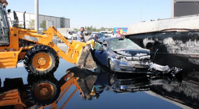 Zift yüklü tanker, otomobil ile minibüse çarptı: 3 yaralı