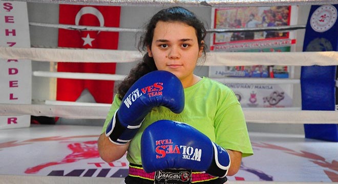 Zihinsel engelli Yarennur, muay thai sporuyla hayata tutunuyor