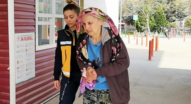 Zihinsel engelli genç, annesini bıçakladı