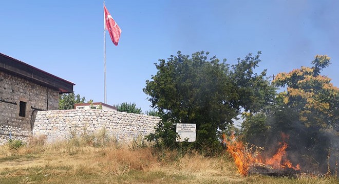Zile Kalesi'nin eteklerinde yangın