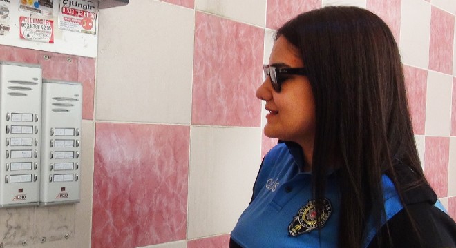 Zile basıp, 'hırsız' diyen polislere kapıyı açtılar