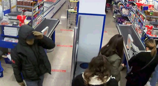 Zincir markette maskeli ve bıçaklı soygun kamerada