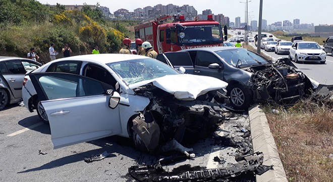 Zincirleme trafik kazası: 1 i ağır 3 yaralı