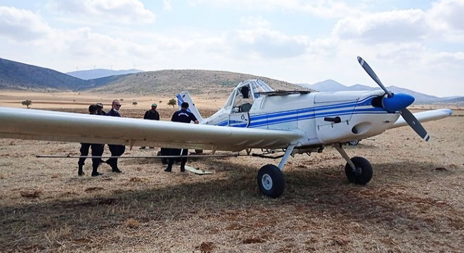 Zirai ilaçlama uçağı tarlaya zorunlu iniş yaptı