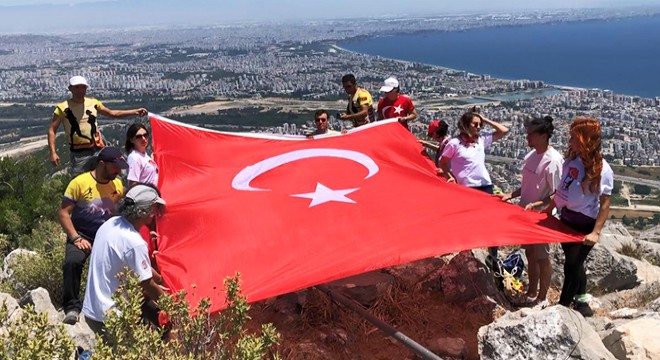 Zirvede yıpranan bayrağı değiştirip, 19 Mayıs'ı kutladılar