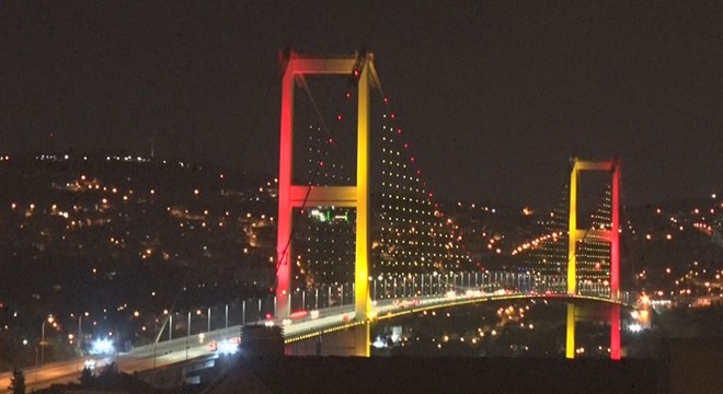Zirveye katılan ülkelerin renkleri yansıtıldı