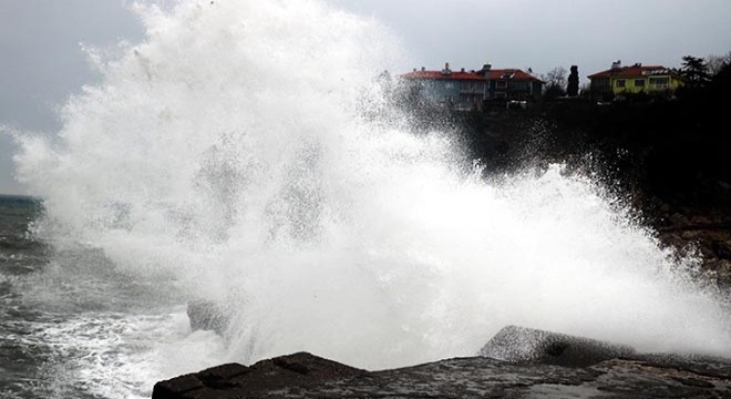 Zonguldak'ta denizde dalgalar oluştu